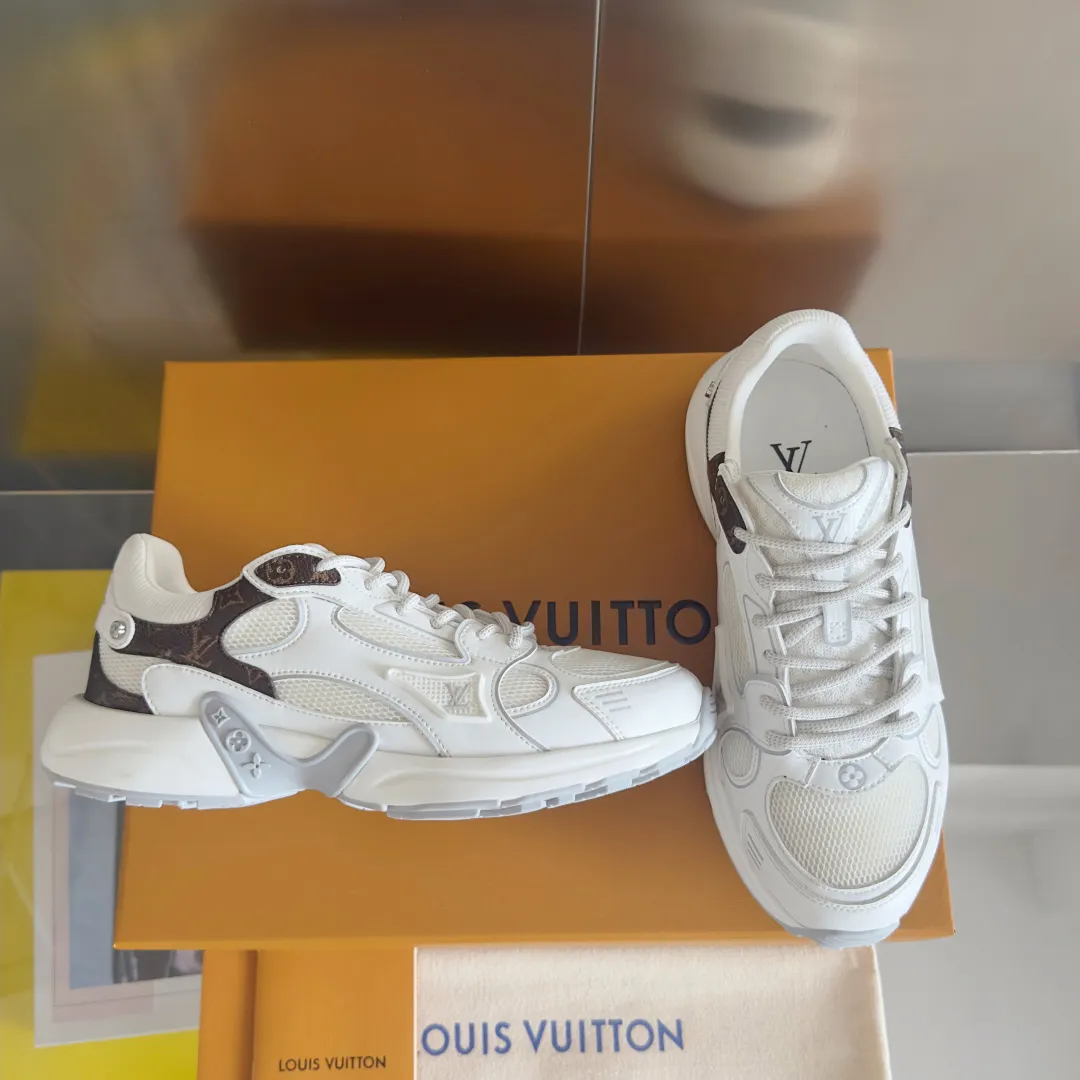 Top version: Couple model 640💰 LV Louis Vuitton L House Donkey Brand Latest Olympia Series Couple Model Silver Horn King Casual Sports Shoes Running Shoes This LV Olympia sports shoe combines mesh fabric and metallic synthetic leather and other technical fabrics to reinterpret the classic running shoe design with a neat and simple design. Lightweight EVA outsole provides a stretchy fit. Rich details such as Monogram embossing and LV letters establish recognition. Exquisite packaging at the delivery counter🛍📦 ▪️Fabric: original imported technical fabric + mesh ▪️Inner lining: original customized breathable mesh ▪️Sole: original molded rubber foam material ▪️Sole thickness: 3.5CM ▪️Size: women's 35-40 / men's 39-44